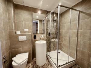 W łazience znajduje się prysznic, toaleta i umywalka. w obiekcie The Place 87 w Sarajewie