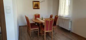 a dining room with a wooden table and chairs at Ferienhaus Sommer mit Klimaanlage in Neckarsulm +6 photos