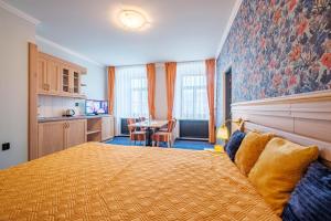 Rúm í herbergi á Hotel Orličan