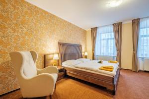 Rúm í herbergi á Hotel Orličan