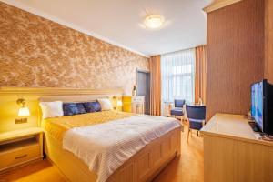 Rúm í herbergi á Hotel Orličan