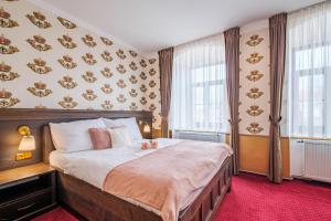Rúm í herbergi á Hotel Orličan