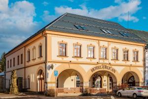 een gebouw waar een auto voor geparkeerd staat bij Hotel Orličan in Rokytnice v Orlických Horách