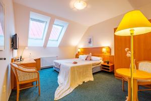 Rúm í herbergi á Hotel Orličan