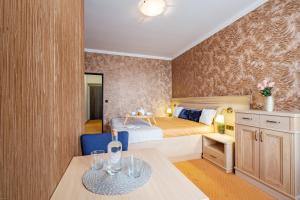 Rúm í herbergi á Hotel Orličan