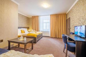 Rúm í herbergi á Hotel Orličan
