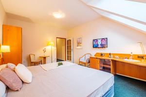 Rúm í herbergi á Hotel Orličan