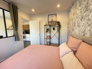 a bedroom with a pink bed in a room at Petite maison Disneyland Paris in Magny-le-Hongre