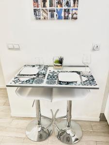 een tafel met een aanrecht in een kamer bij New House Design, Typical Lisbon in Lissabon