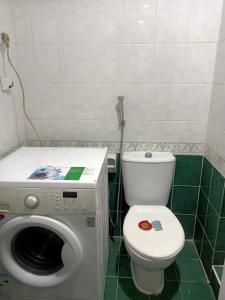 y baño con lavadora y aseo. en The Sky Hosteller Dubai en Dubái