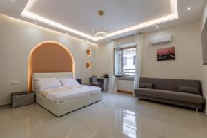a bedroom with a bed and a couch in it at Hyper Lodge Termini GuestHouse in Rome