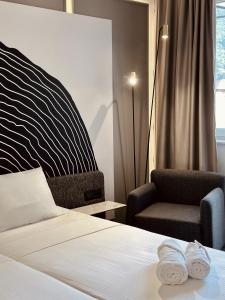 Pokój hotelowy z łóżkiem i krzesłem w obiekcie The Place 87 w Sarajewie