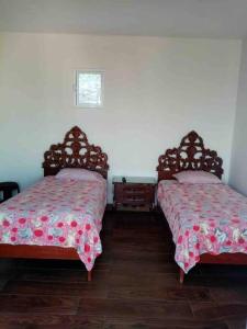 グアダラハラにあるCasa en coto a 5 min de Tonalá centro y centralのベッドルーム1室(隣り合わせのベッド2台付)