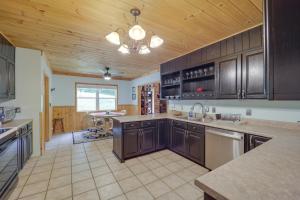 cocina grande con armarios de madera y mesa en North Carolina Retreat with Deck, Fire Pit and Grill! en Spruce Pine