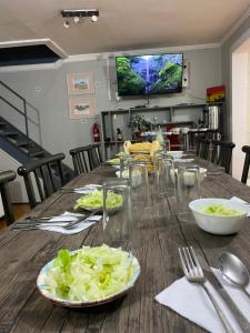 una mesa de madera con platos de comida. en Habitación para 4, acogedor, familiar, equipado, baño compartido 