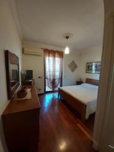 Un dormitorio con una cama, un escritorio y un televisor. en Michelangelo-Sunset-Villa, en Santa Marinella 47 fotos más