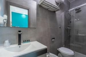 a bathroom with a sink and a toilet and a window at Hyper Lodge Termini GuestHouse in Rome
