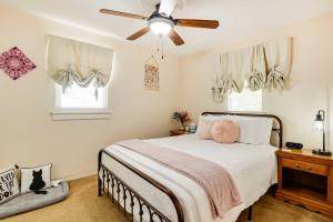 Un pat sau paturi într-o cameră la Charming Craig Cottage with Stunning Deck!