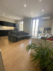 a living room with a couch and a table at Appartement au cœur de Nice avec climatisation in Nice
