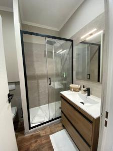 a bathroom with a shower and a sink at Appartement au cœur de Nice avec climatisation in Nice