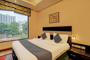 1 dormitorio con cama grande y ventana grande en Super Townhouse 1242 Tipsyy Inn 16, en Gurgaon
