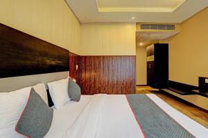 een slaapkamer met een groot bed in een kamer bij Super Townhouse 1242 Tipsyy Inn 16 in Gurgaon