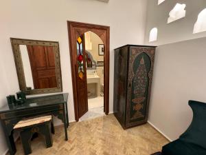 um quarto com um piano, um espelho e uma porta em Riad Al-Qurtubi em Tânger