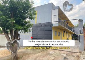 een gebouw met een hart ervoor bij Apartamento Maravilhoso 2 in Foz do Iguaçu