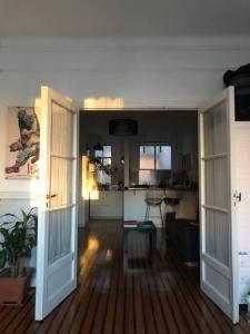 sala de estar con puerta abierta a la sala de estar en Departamento en San Nicolás en Buenos Aires