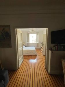 1 dormitorio con 1 cama y TV en Departamento en San Nicolás en Buenos Aires