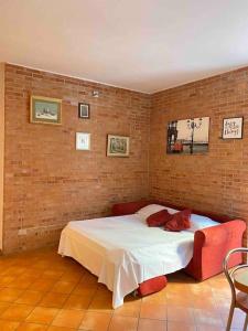 ein Schlafzimmer mit einem Bett in einer Ziegelwand in der Unterkunft Clivo lovely house-Vatican home in Rom