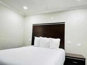 Postel nebo postele na pokoji v ubytování Rodeway Inn Lemon Grove San Diego East