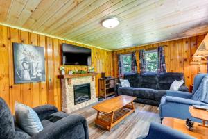 Et sittehjørne på Rustic Cosby Cabin with Furnished Deck and Yard!
