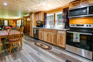 Kitchen o kitchenette sa Rustic Cosby Cabin with Furnished Deck and Yard!