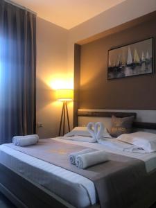 Postelja oz. postelje v sobi nastanitve Hotel Arda Velipoje