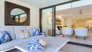 Posezení v ubytování AZURE 187 Port Douglas