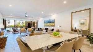 Posezení v ubytování AZURE 187 Port Douglas