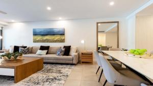 Posezení v ubytování AZURE 187 Port Douglas + 16 fotografií