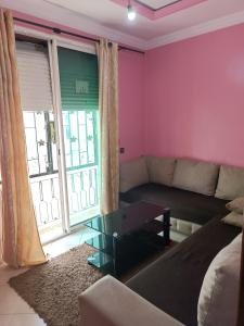 - un salon avec un canapé et une table basse en verre dans l'établissement Quartier riad résidence riad, à Ifrane