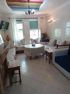 a living room with a couch and a table at Quartier riad résidence riad in Ifrane
