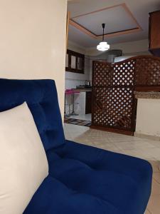 - un canapé bleu dans le salon dans l'établissement Quartier riad résidence riad, à Ifrane