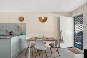 uma cozinha e sala de jantar com mesa e cadeiras em White Dolphin, Unit 7 em Gold Coast