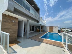 a view of a house with a swimming pool at Quartos privativos - Casa de alto padrão in Guaratinguetá