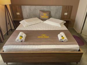Postelja oz. postelje v sobi nastanitve Hotel Arda Velipoje