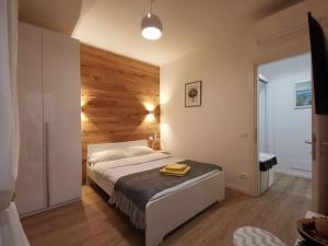 a bedroom with a bed with a wooden wall at Casa di Kaixin in Mestre