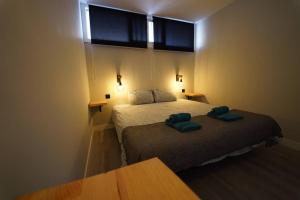 een slaapkamer met een bed met twee groene kussens erop bij Tropical Views - Paya del Inglés in Maspalomas