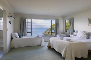 2 camas en una habitación con vistas al océano en Point of View - Taupo, en Taupo