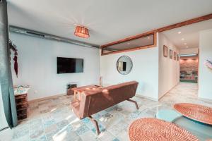 ein Wohnzimmer mit einem Sofa und einem Tisch in der Unterkunft La Remise en Forme in Entraigues-sur-la-Sorgue