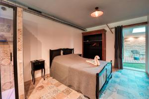 um quarto com uma cama num quarto com uma janela em La Remise en Forme em Entraigues-sur-la-Sorgue