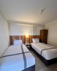 Un pat sau paturi într-o cameră la Hotel ALOHA